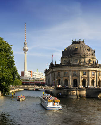 A visit to the popular Museum Lake in the centre of Berlin is a must. You can also experience this on a boat trip through the city.