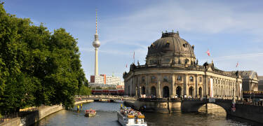 Die beliebte Museumsinsel im Zentrum von Berlin, die Sie auch auf einer Bootsfahrt durch die Stadt erleben können, ist ein Muss.