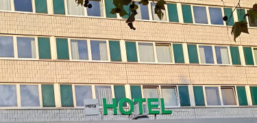 Hotel Berlin Lichtenberg ligger i den store bydelen Lichtenberg, hvorfra dere enkelt, med offentlig transport, kommer dere inn til Alexanderplatz.