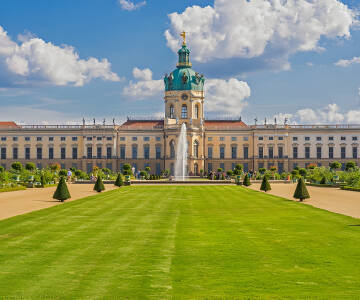 Westlich des Stadtzentrums, in Charlottenburg, liegt das eindrucksvolle Schloss Charlottenburg, das im späten 17. Jahrhundert erbaut wurde.