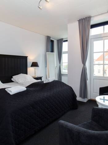 Hotellrommene er dekorert med inspirasjon fra Skagens severdigheter, og alle har eget bad med koselig sittegruppe.