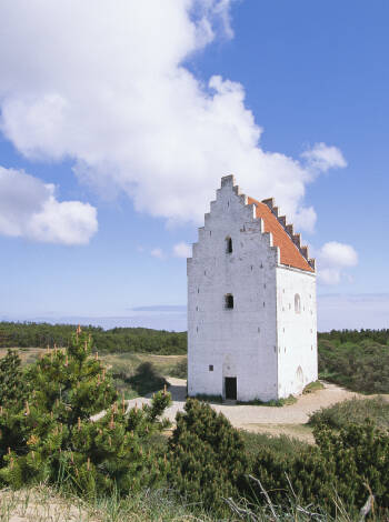 Skagen har mye å tilby. Besøk for eksempel Den Tilsandede Kirke, bading på Sønderstrand eller nyt stemningen ved havnen.