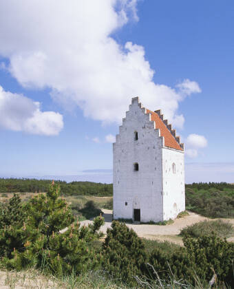 Skagen har mye å tilby. Besøk for eksempel Den Tilsandede Kirke, bading på Sønderstrand eller nyt stemningen ved havnen.
