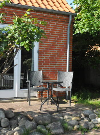 Motellet har en lummig trädgård och en solig terrass där ni kan koppla av.