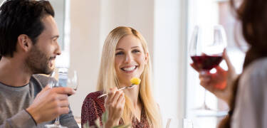 Middagen serveres på et hotell ikke langt unna motellet.