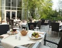 Hvis vejret tillader det, kan I spise frokost eller nyde en forfriskning på hotellets terrasse.