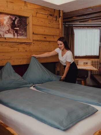 Buchen Sie die großzügigen, gemütlich eingerichteten Zimmer im Hotel der Forsthof, die modernen Komfort mit klassischem Alpenstil verbinden.