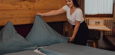 Buchen Sie die großzügigen, gemütlich eingerichteten Zimmer im Hotel der Forsthof, die modernen Komfort mit klassischem Alpenstil verbinden.