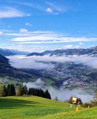 Från hotellets höga läge har du utsikt över Salzachdalen och kan njuta av den fantastiska vyn.