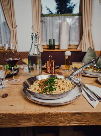 Im Restaurant erwarten Sie frisch zubereitete österreichische Köstlichkeiten aus regionalen Zutaten – perfekt nach einem Tag an der frischen Luft, am besten mit einem Glas Wein.