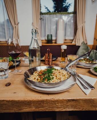 I restauranten kan du forkæle dig selv med frisklavede østrigske retter med lokale råvarer – perfekt sammen med et glas vin efter en dag i naturen.