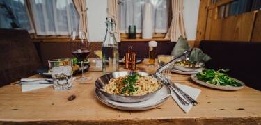 I restaurangen kan du njuta av nylagade österrikiska rätter med lokala råvaror, gärna tillsammans med ett glas vin efter en aktiv dag ute.