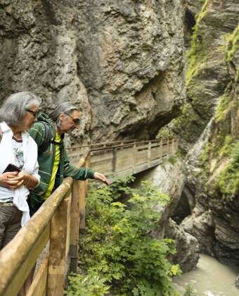 Die Liechtensteinklamm beeindruckt mit steilen Felswänden, rauschendem Wasser und einem malerischen Wanderweg.