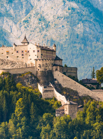 Besuchen Sie die Burg Hohenwerfen – nur eine kurze Autofahrt entfernt, erleben Sie hier die Geschichte Salzburgs hautnah in einer mittelalterlichen Festung.
