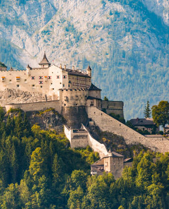 Besøg borgen Hohenwerfen – kun en kort køretur væk, og oplev Salzburgs middelalderhistorie.