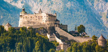 Besök Hohenwerfen slott – bara en kort bilresa bort och ger dig en inblick i Salzburgs historia.