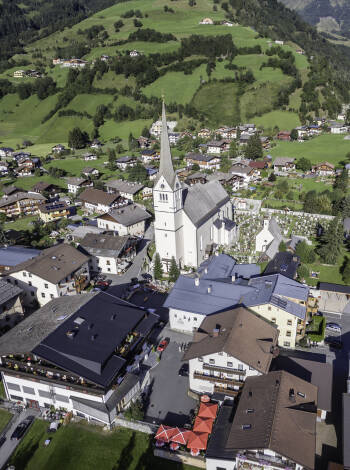 Das 4-Sterne-Hotel Ferienwelt Kristall hat eine ruhige Lage mit geringem Abstand zum Zentrum von Rauris im wunderschönen Pinzgau.