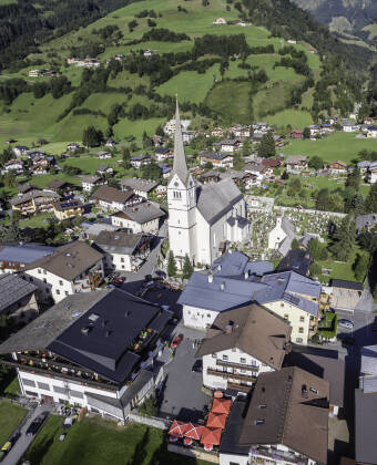 Hotel Ferienwelt Kristall är ett 4-stjärnigt hotell som ligger i lugna omgivningar inte långt från centrum av Rauris och i det vackra Pinzgau-området