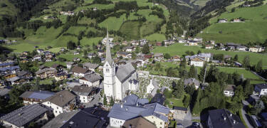 Das 4-Sterne-Hotel Ferienwelt Kristall hat eine ruhige Lage mit geringem Abstand zum Zentrum von Rauris im wunderschönen Pinzgau.