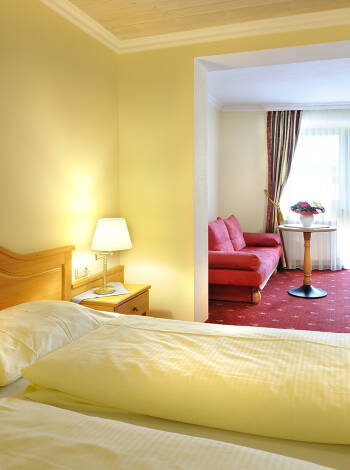 Die Hotelzimmer sind warm und heimelig und bieten alle guten Platz und Komfort während des Aufenthaltes.