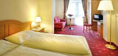 Die Hotelzimmer sind warm und heimelig und bieten alle guten Platz und Komfort während des Aufenthaltes.
