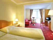 Hotellets rom er varme og hjemmekoselige, og alle tilbyr god plass og komfort under oppholdet.