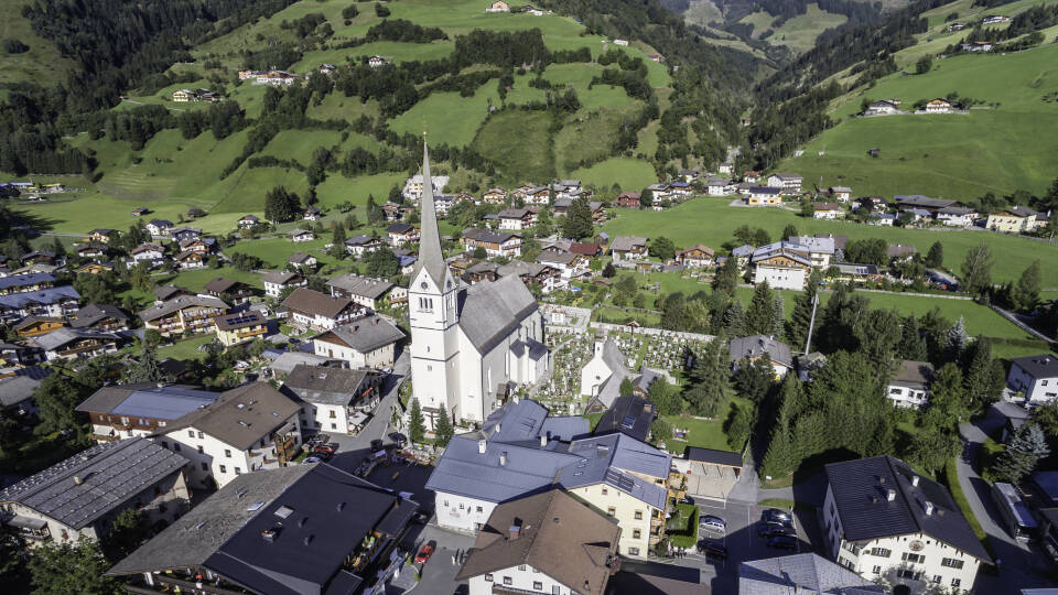 The 4-star Hotel Ferienwelt Kristall enjoys a quiet location a short distance from the centre of Rauris, in the beautiful Pinzgau region.