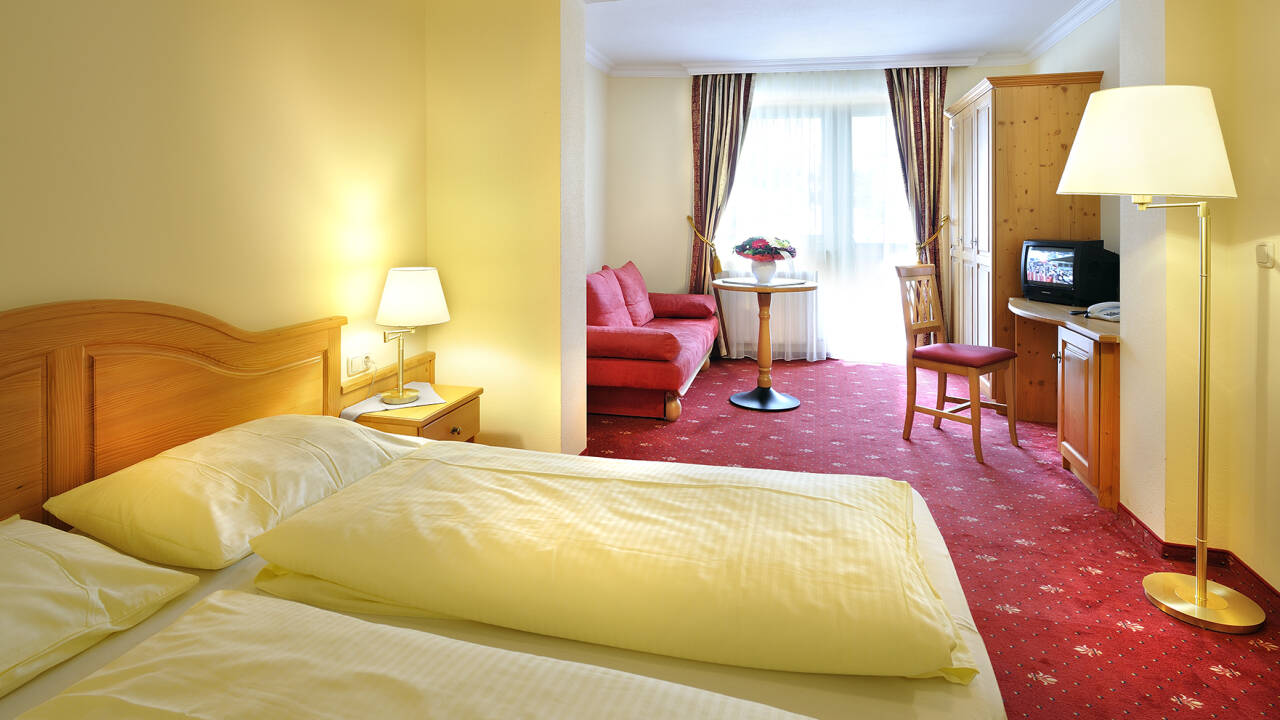 Hotellets værelser er varme og hjemlige, og tilbyder alle god plads og komfort under opholdet.
