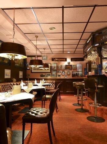 Efter en upplevelserik semesterdag i Hamburg kan ni runda av kvällen med en god drink i baren "Clipperlounge".