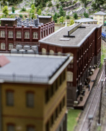 Im von der UNESCO zum Weltkulturerbe ernannten Stadtteil „Speicherstadt“ können Sie im Miniatur-Wunderland die größte Modelleisenbahn der Welt erleben.