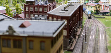 Im von der UNESCO zum Weltkulturerbe ernannten Stadtteil „Speicherstadt“ können Sie im Miniatur-Wunderland die größte Modelleisenbahn der Welt erleben.