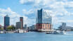 Erleben Sie die HafenCity in Hamburg, die u. a. die schöne Elbphilharmonie vorzuweisen hat.