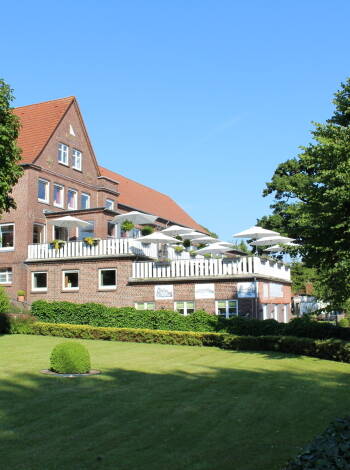 Hotel zur Treene har en dejlig beliggenhed i naturskønne omgivelser og lige ved floden Treene, der snor sig igennem landskabet.