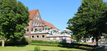 Hotel zur Treene har en dejlig beliggenhed i naturskønne omgivelser og lige ved floden Treene, der snor sig igennem landskabet.