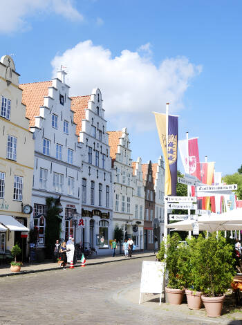 In unmittelbarer Nähe des Hotels liegt die charmante Stadt Friedrichstadt mit ihren vielen Kanälen und den schönen Häusern.