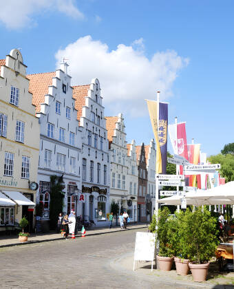 I kort afstand fra hotellet ligger den charmerende byen Friedrichstadt med sine mange kanaler og de fine hus.