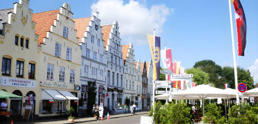 I kort afstand fra hotellet ligger den charmerende byen Friedrichstadt med sine mange kanaler og de fine hus.