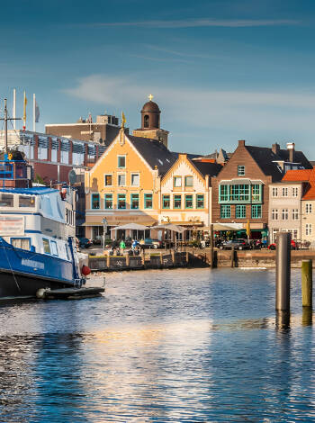 Besøk den gamle fiskerbyen Husum, hvor dere finner mange gode restauranter og havneknuter i byens hyggelige smug.