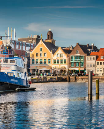 Besøg den gamle fiskerby Husum, hvor I finder mange gode restauranter og havneknejper i byens hyggelige stræder.