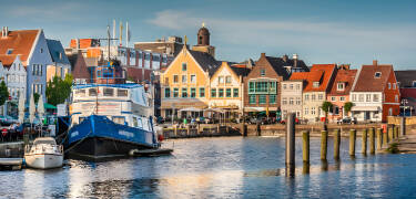 Besøg den gamle fiskerby Husum, hvor I finder mange gode restauranter og havneknejper i byens hyggelige stræder.