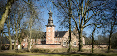 Husum-slottet er bygget i nederlandsk renessansestil og er vel verdt et besøk.