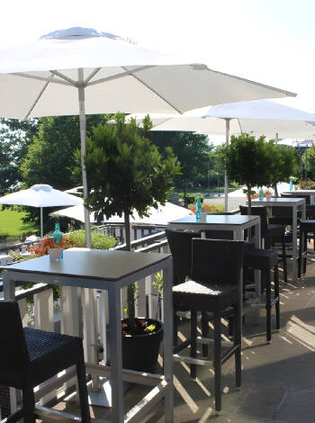 Hvis vejret tillader det, kan I nyde en forfriskning på hotellets terrasse, der har en fin udsigt over området.