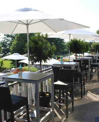 Wenn es das Wetter zulässt, können Sie auf der Hotelterrasse mit Blick auf die Umgebung eine Erfrischung genießen.