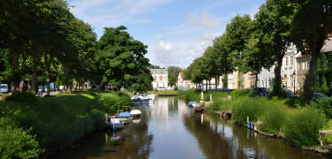 Når I besøger Friedrichstadt kan det anbefales at nyde en kanalrundfart og se byen fra en helt anden side.