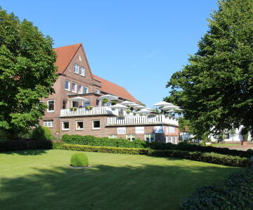 Hotel zur Treene har en dejlig beliggenhed i naturskønne omgivelser og lige ved floden Treene, der snor sig igennem landskabet.