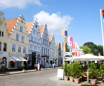 I kort avstand fra hotellet ligger den sjarmerende byen Friedrichstadt som har flere kanaler og fine hus.