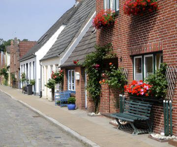 Genießen Sie einen ruhigen, angenehmen Spaziergang durch die vielen kleinen Straßen der charmanten Kanalstadt Friedrichstadt.