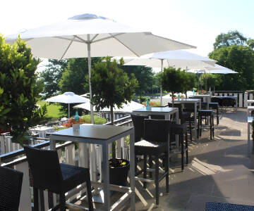 Hvis været tillater det, kan dere nyte en forfriskning på hotellets terrasse, som har en fin utsikt over området.