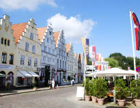 I kort afstand fra hotellet ligger den charmerende byen Friedrichstadt med sine mange kanaler og de fine hus.