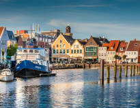 Besøg den gamle fiskerby Husum, hvor I finder mange gode restauranter og havneknejper i byens hyggelige stræder.